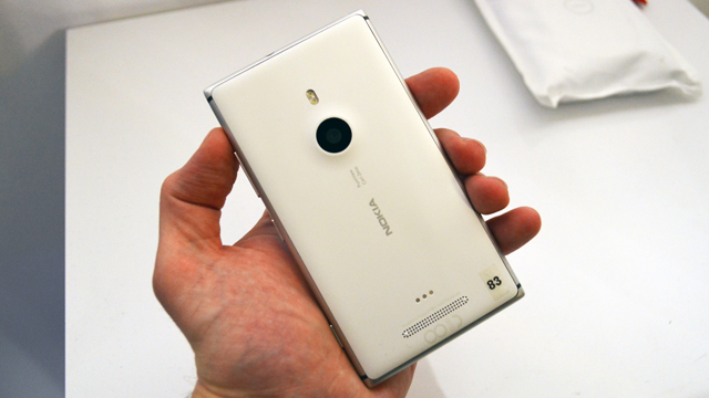 Nokia-Lumia-925-2
