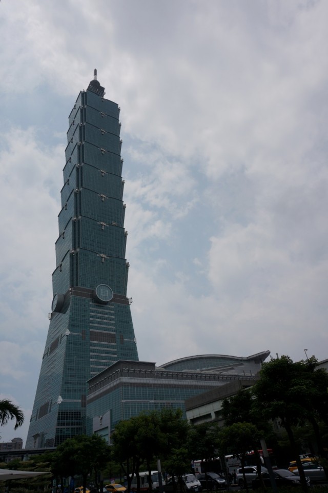 É difícil, mas você consegue enquadrar o Taipei 101 em uma foto.