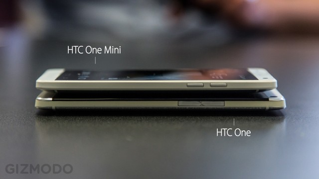 Comparando espessura com o HTC One.