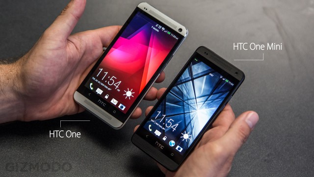 Na mão: HTC One e HTC One mini.