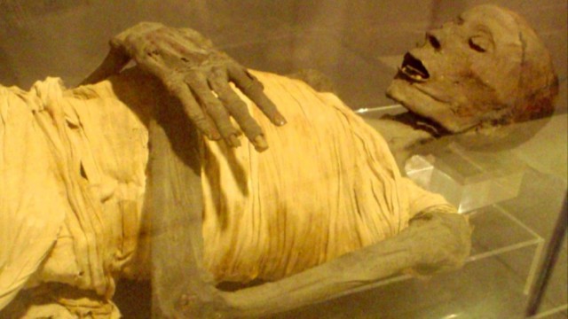 Múmia deitada.