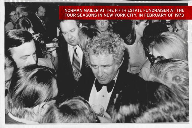 Norman Mailer durante o o evento para angariar fundos para o Quinto Estado no hotal Four Seasons de Nova York, em fevereiro de 1973.