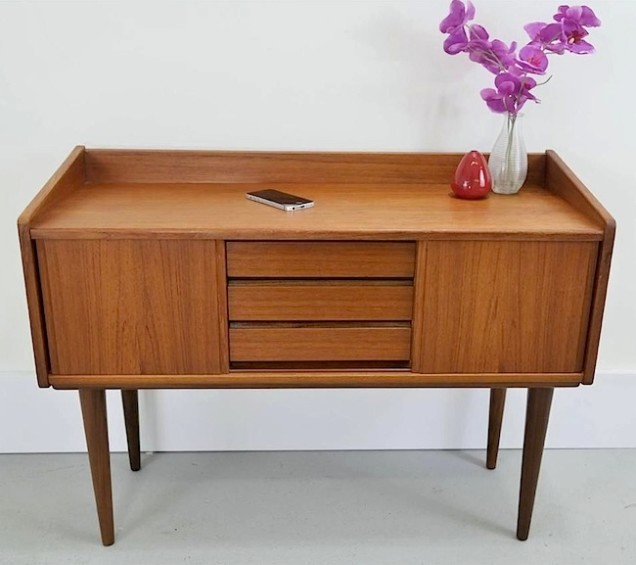 Essa mesa de teca dinamarquesa de 1960 e o iPhone encarnam os ideais de design bonito de Bayley. 