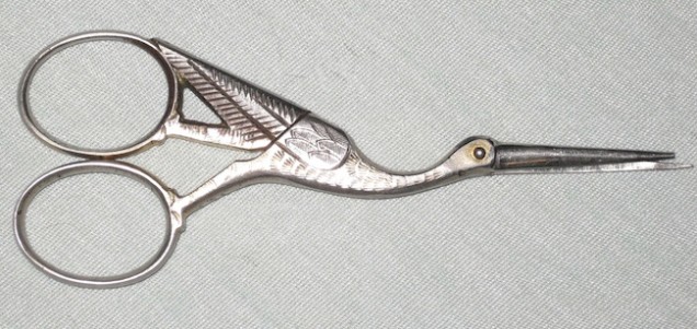 Mulheres grávidas muitas vezes usavam objetos em forma de cegonha, como esta tesoura de bordado. Grampos em forma de cegonha eram usados para cortar o cordão umbilical. 