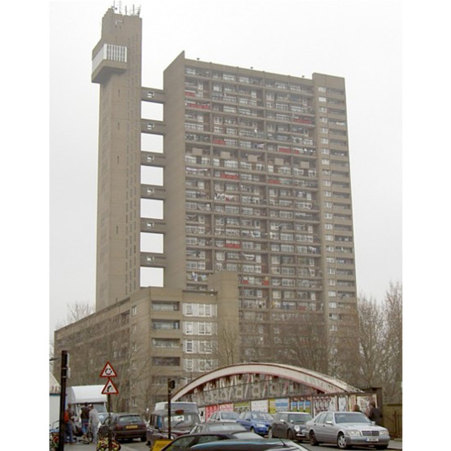 A Trellick Tower, em Londres, encomendada em 1966 e concluída em 1972, está sendo reconhecido por sua importância histórica como um exemplo da arquitetura brutalista. (Via Wikicommons)