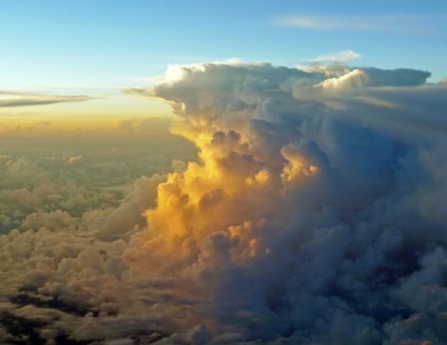Os pilotos sempre vão ficar espertos quando virem cumulonimbus como essa. 