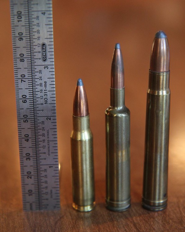 À esquerda, o .308 Winchester. No centro, o .257 WBY Mag (note o estrangulamento co efeito Venturi de raio duplo). À direita, 375 H&H Magnum. Foto: Wikipedia.