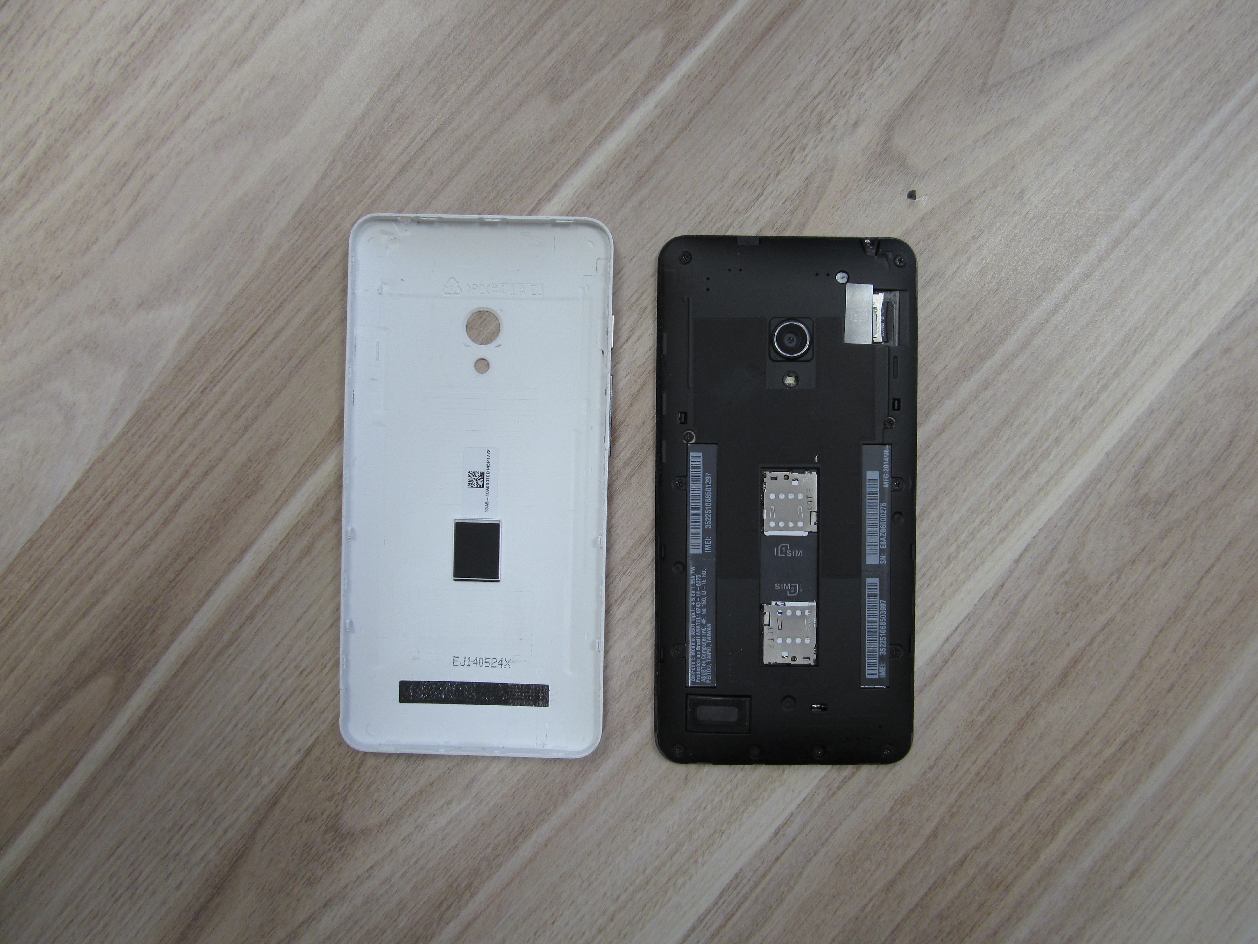 O smartphone vem com entrada para dois chips e cartão microSD