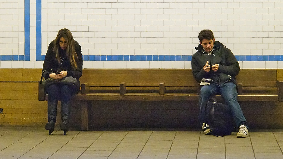 Pessoas usando smartphones.