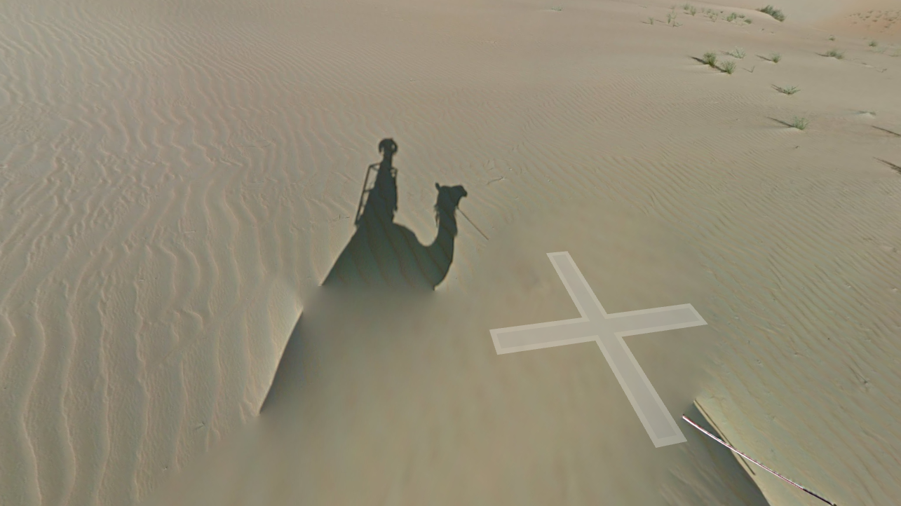 Silhueta de Raffia, o camelo do Google, em foto do Street View