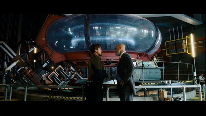 Tony Stark (E) e Obadiah Stane (D) em frente ao reator arc das Indústrias Stark.