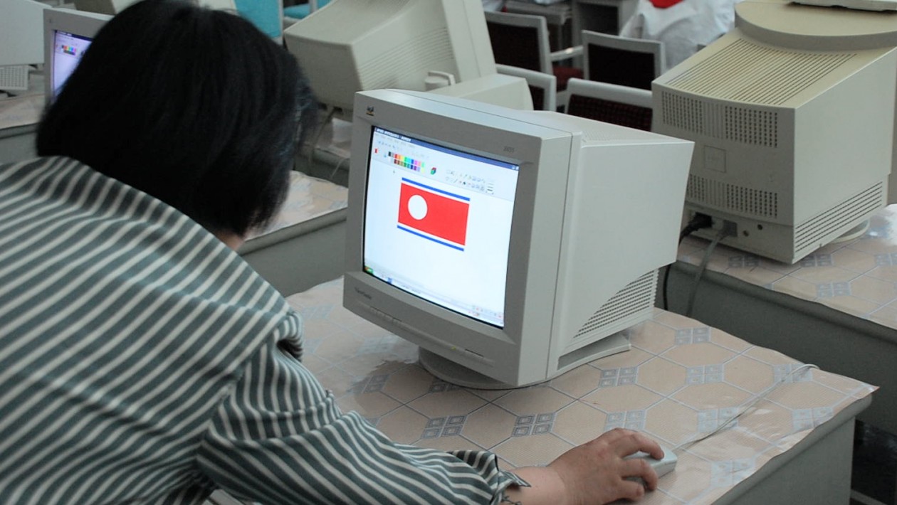 Homem usa computador na Coreia do Norte