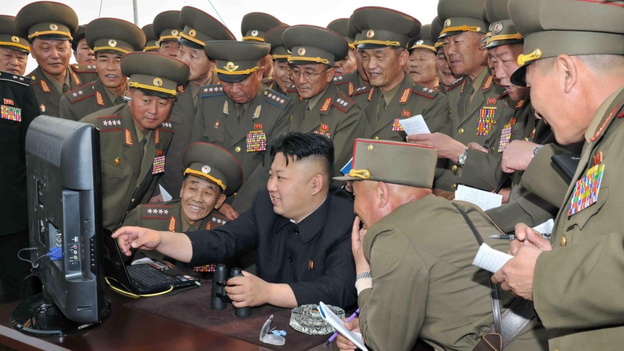 Kim Jong-un usa computador na Coreia do Norte