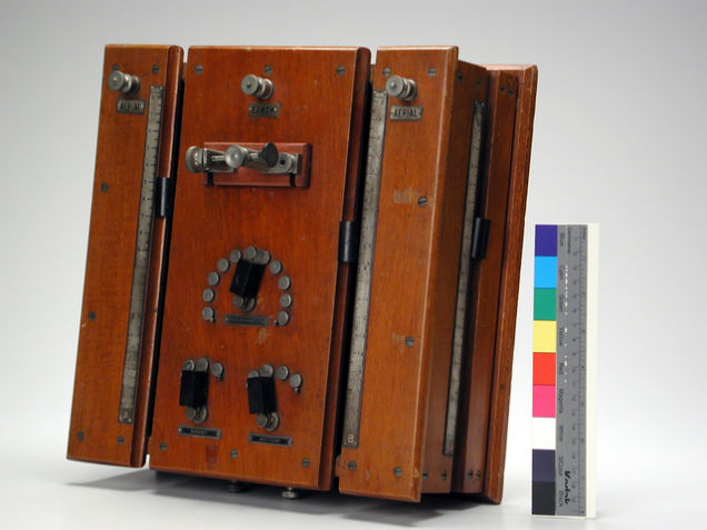 Rádio de galena alojado em mogno, projetado por Harry Shoemaker em 1907. History San José, Perham Collection.