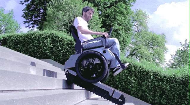 Cadeira de rodas com esteira rolante
