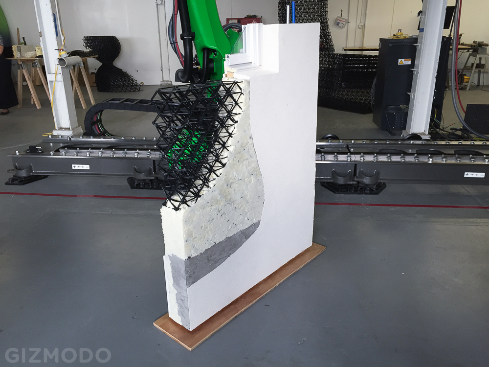 A maior impressora 3D do mundo é capaz de construir casas  IMPRESSORA  MONSTRA! Usando barro e lama como matéria prima, a maior impressora 3D do  mundo construiu sua primeira casa por