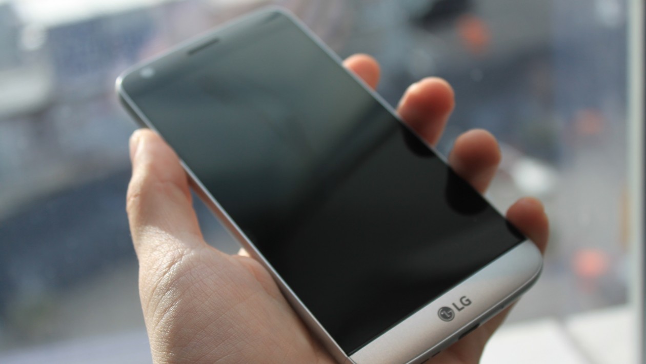O LG G5 foi apresentado oficialmente no Mobile World Congress. Esta é a 5a. geração de smartphones carro-chefe da LG, e desta vez ele foi completamente reinventado: o G5 tem um corpo de alumínio, inclui um slot de expansão que nós nunca vimos em um celular antes.