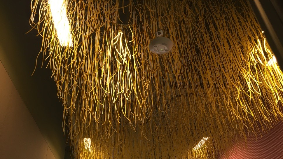 A decoração desta, sobre a Festa da Achiropita, coloca macarrão (!) no teto da sala.