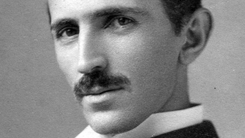 Em uma entrevista na década de 1930, Nikola Tesla falou um pouco do que ele vislumbrava de como seria o século 21. E, olha, ele acertou bastante em itens como energia, robôs e até em previsões sobre alimentação.