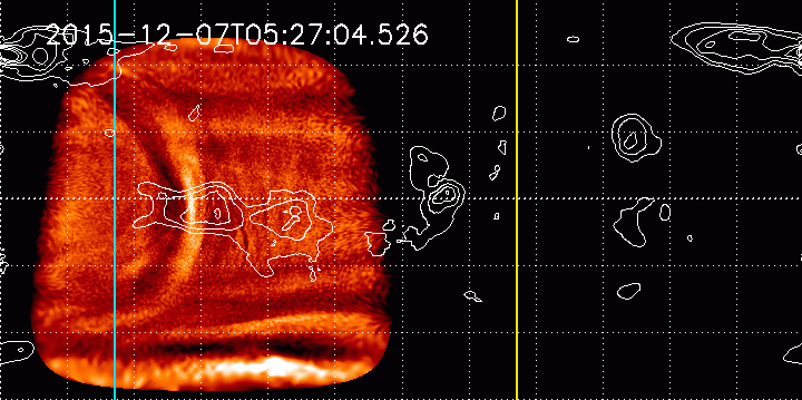 Animação da anomalia mostra sua posição imóvel acima de aspectos de grande altitude da superfície, como uma cadeia de montanhas. As linhas azuis e amarelas representam os pontos de transição entre noite e dia. (Image: JAXA/Taguchi et. al., 2017)