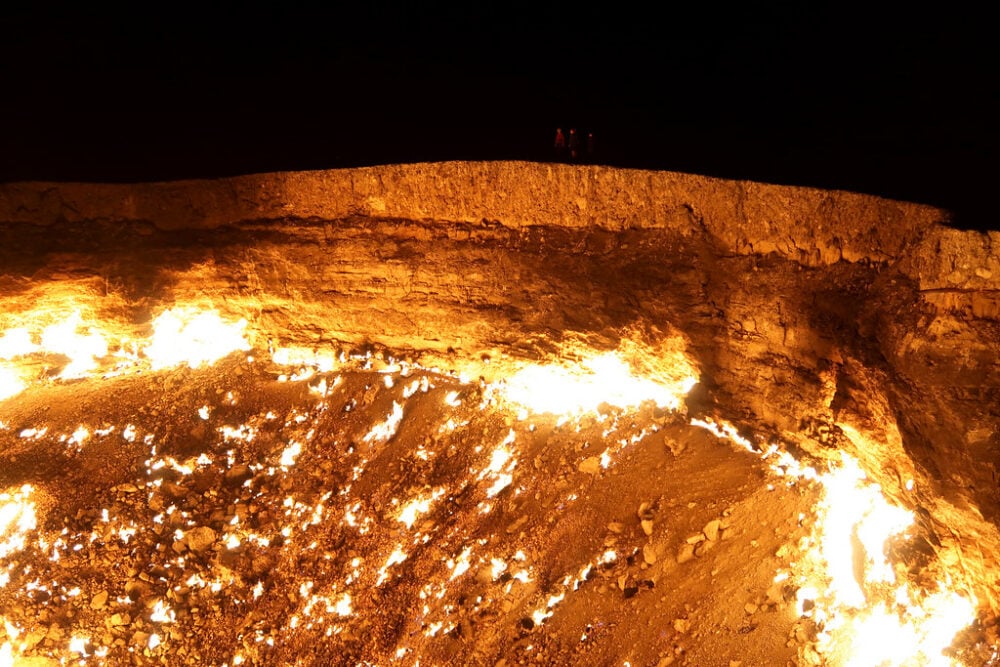 Conheça o Portão do Inferno cratera na Ásia que pega fogo há 50 anos