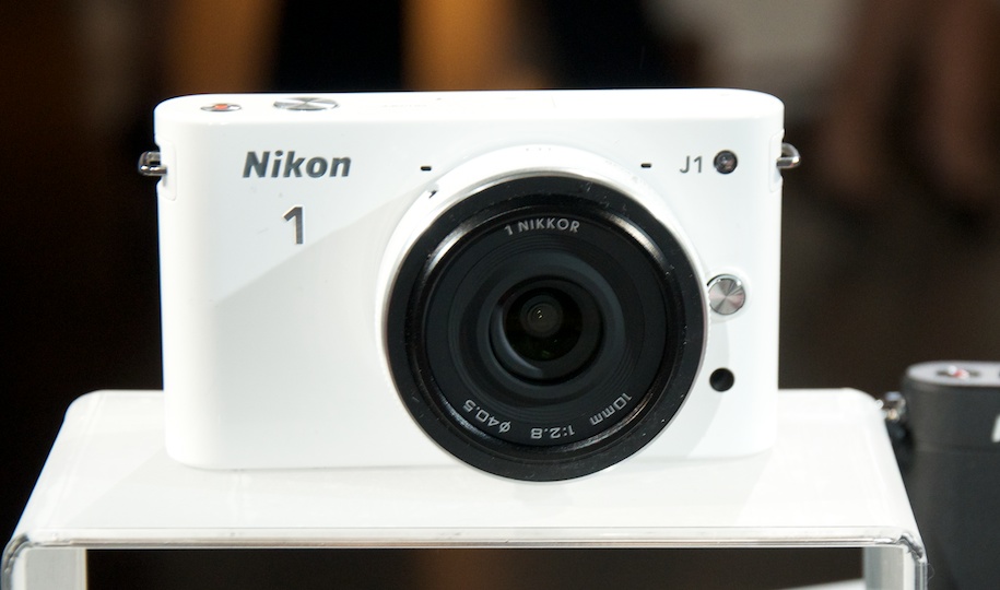 spoon Mottle Merchandising Nikon 1: uma câmera pequena com lentes intercambiáveis, muito rápida e com  slow motion - Gizmodo Brasil