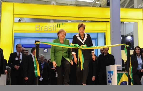 A presidente Dilma Rousseff e a primeira-ministra alemã Angela Merkel na feira CeBIT 2012 em Hannover, Alemanha.