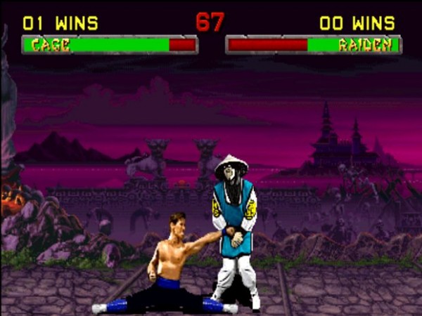 Raiden levando um soco nos bagos de Johnny Cage em Mortal Kombat
