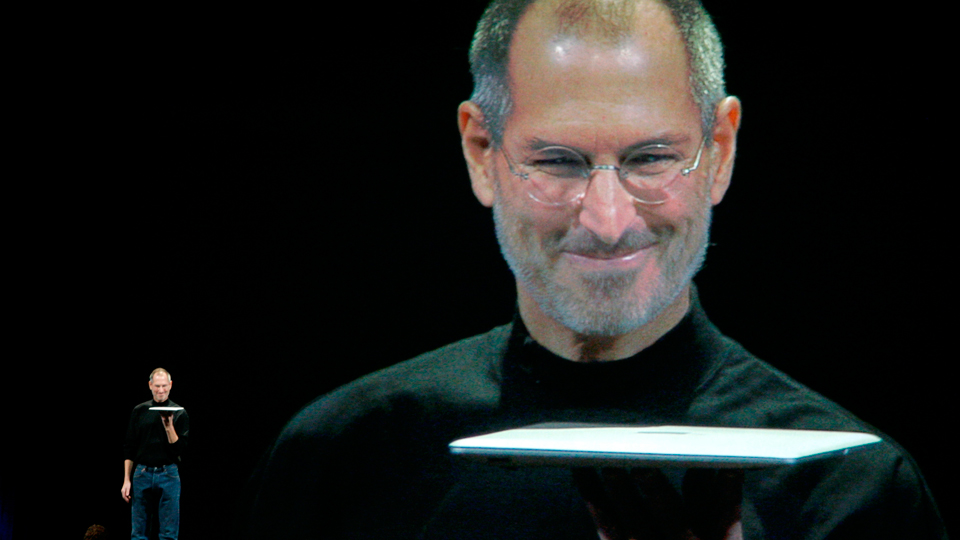 Steve Jobs segura um iPad.