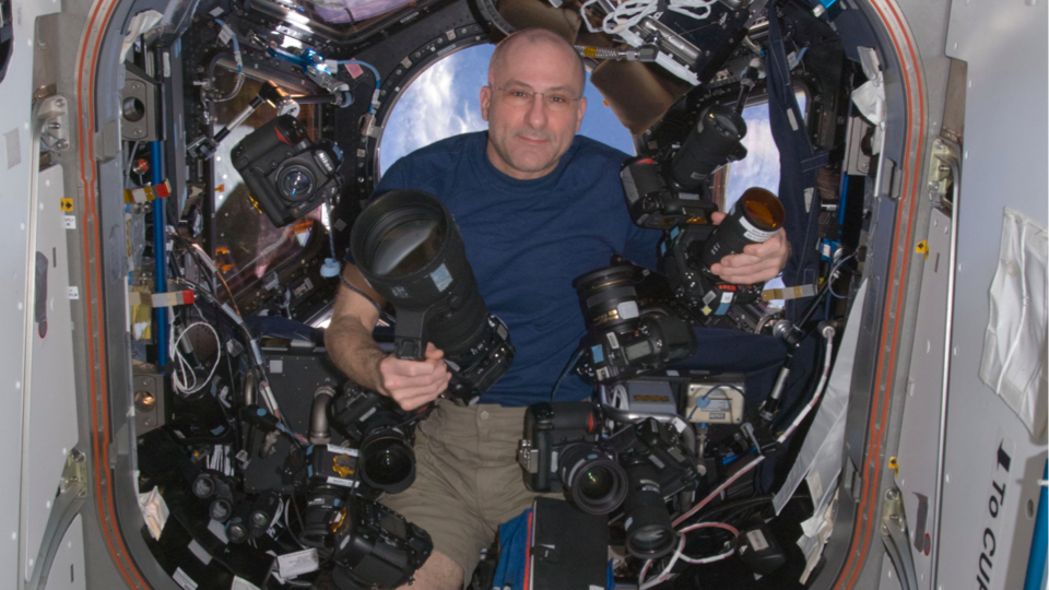 Astronauta Don Pettit é fotógrafo na Estação Espacial Internacional