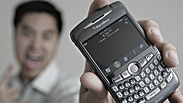 Esse cara não deve mais gostar tanto do seu BlackBerry.