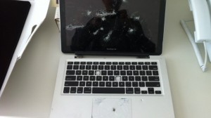 MacBook esfaqueado.
