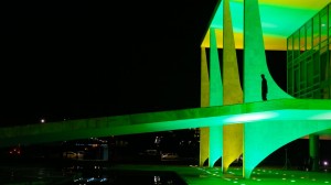Palácio do Planalto em verde e amarelo.
