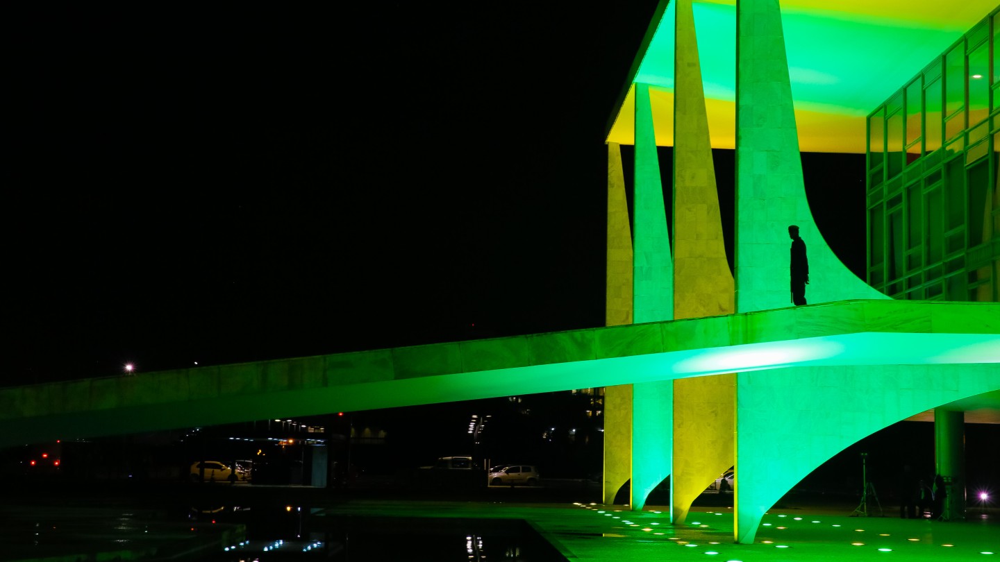 Palácio do Planalto em verde e amarelo.