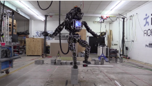 O robô ATLAS está aprendendo a se equilibrar como Daniel San