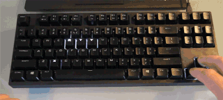 O clássico jogo da cobrinha roda até neste teclado retroiluminado
