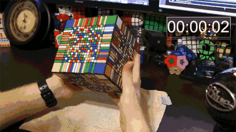 Demorou 7 horas a resolver o maior cubo mágico do Mundo!