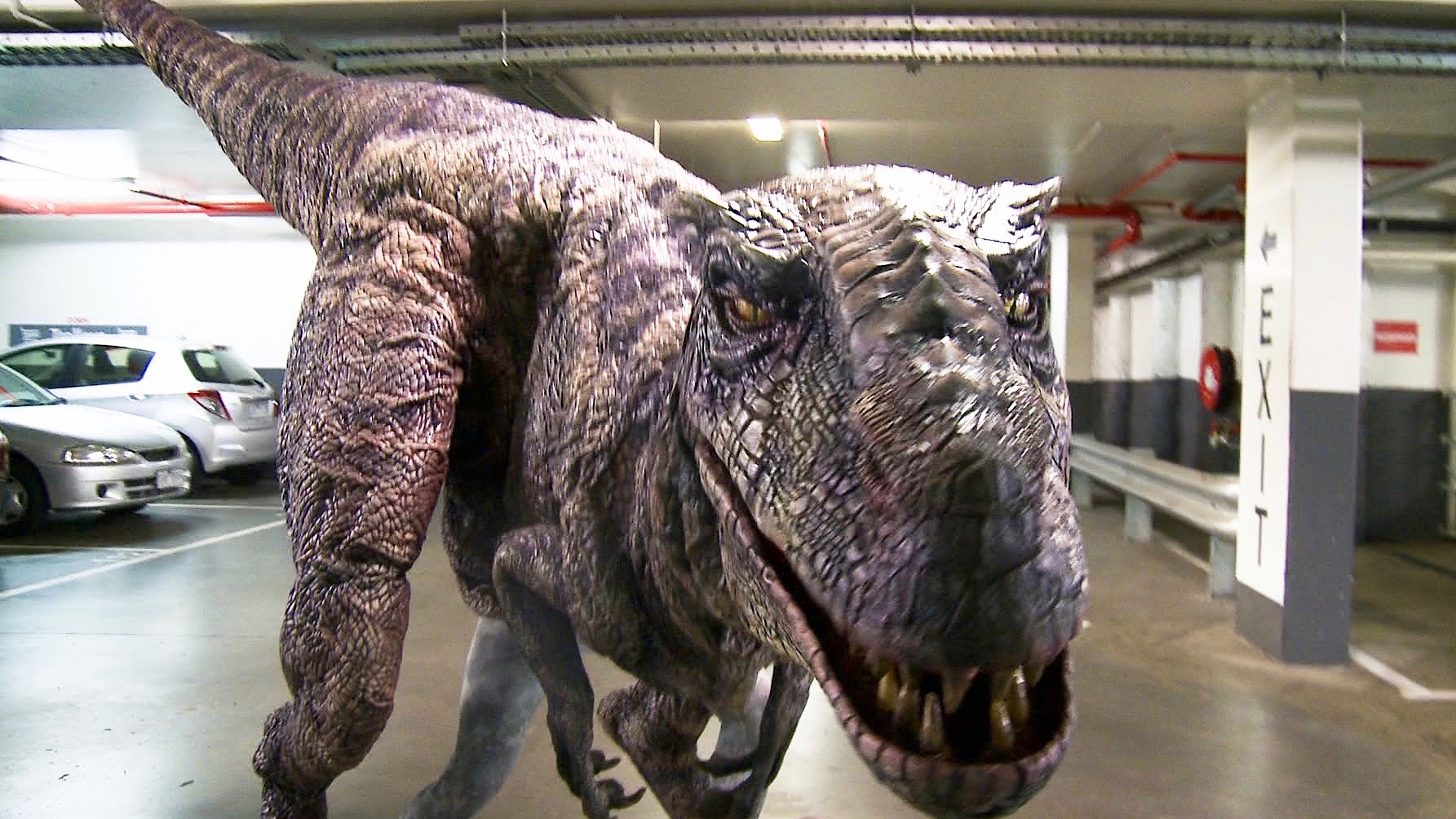 Encontrar um dinossauro super realista no estacionamento deve ser