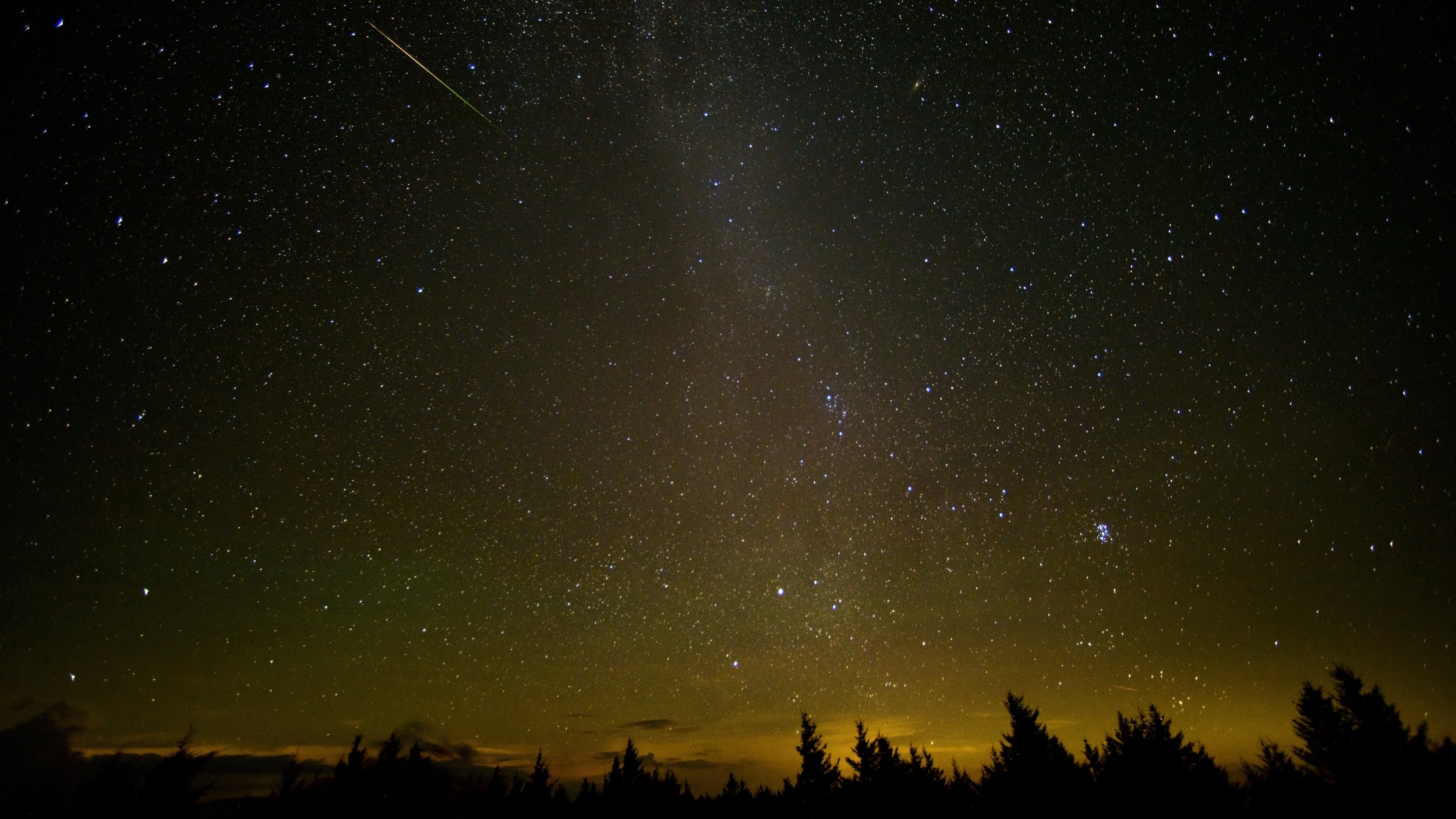Céu com meteoro cruzando o céu durante a chuva de meteoros Perseidas. Imagem: Bill Ingalls/<a href="https://www.nasa.gov/">NASA</a>