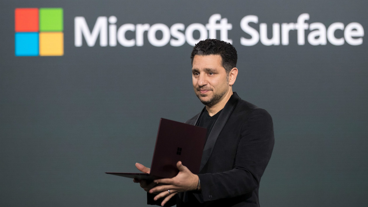 Panos Panay revelando o Surface Pro no evento da Microsoft em 2017