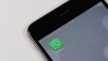 Logotipo do WhatsApp em smartphone