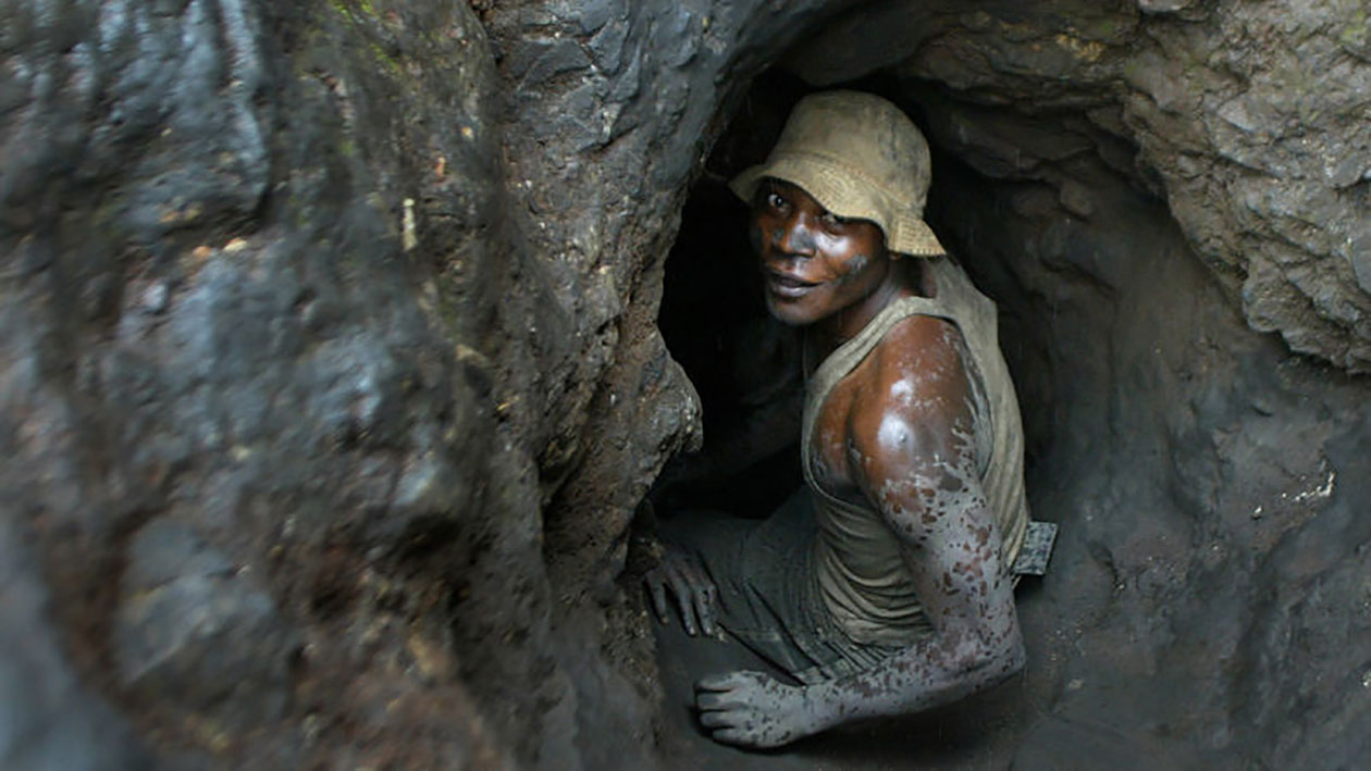 Homem trabalhando em mina no Congo