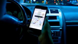 App da Uber em um smartphone dentro de um carro