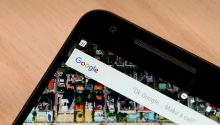 Smartphone com detalhe para o buscador do Google