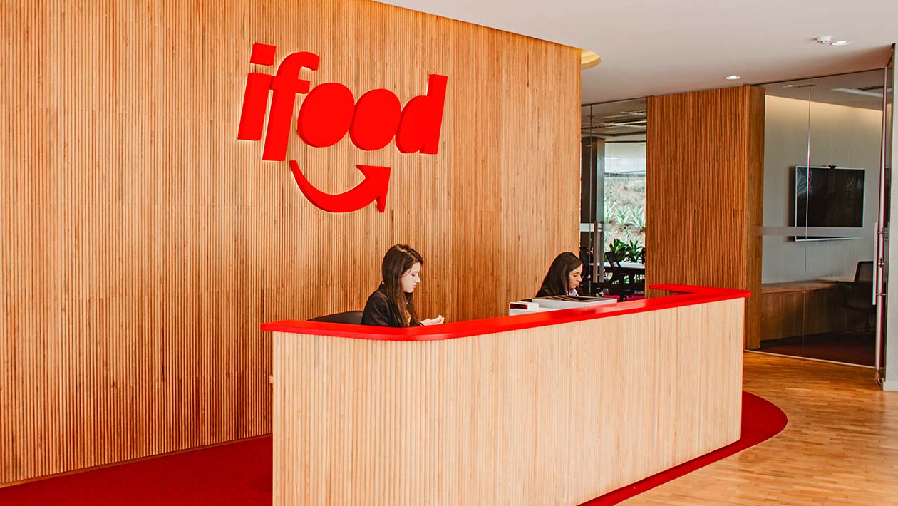 Escritório com logotipo do iFood