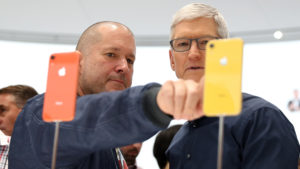 Jony Ive (esq), responsável pelo design de produtos Apple, mostra iPhone para Tim Cook, CEO da Apple