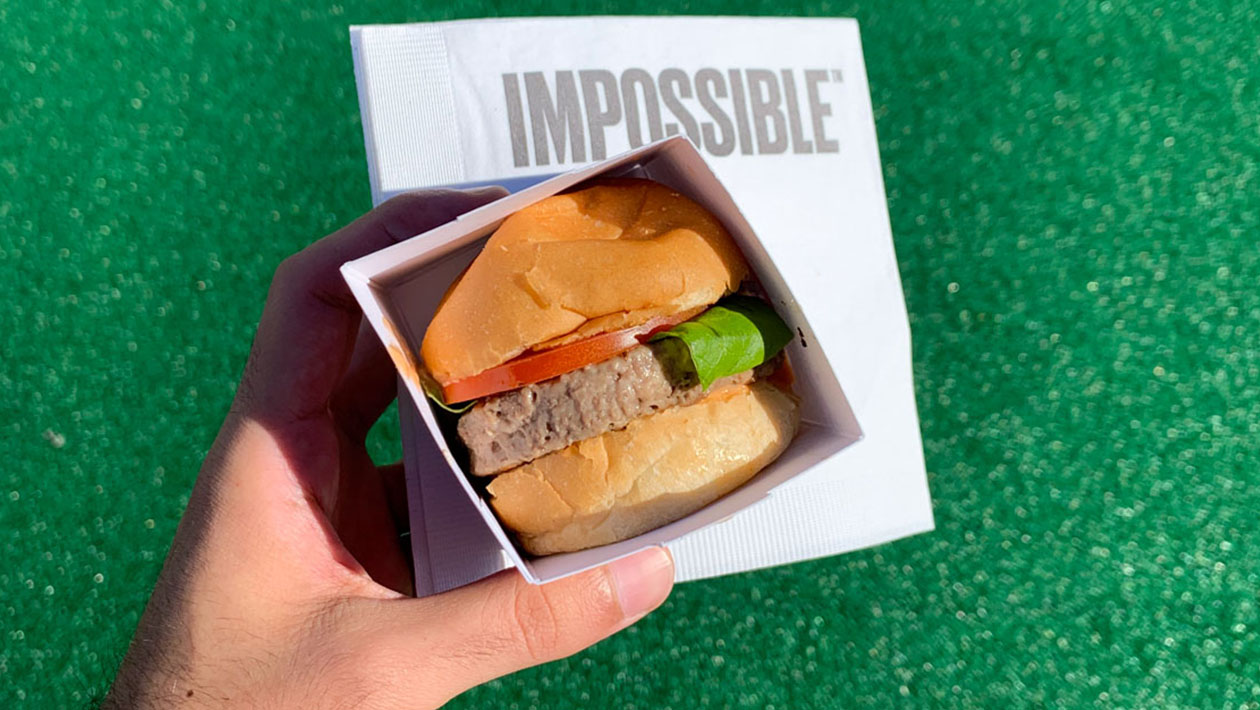 Hambúrguer da Impossible Foods com a receita 2.0 servido durante a CES 2019