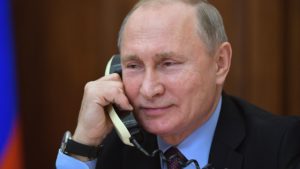 Vladimir Putin, presidente da Rússia, ao telefone