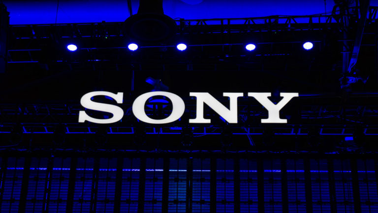 logo da sony em uma feira de eletrônicos