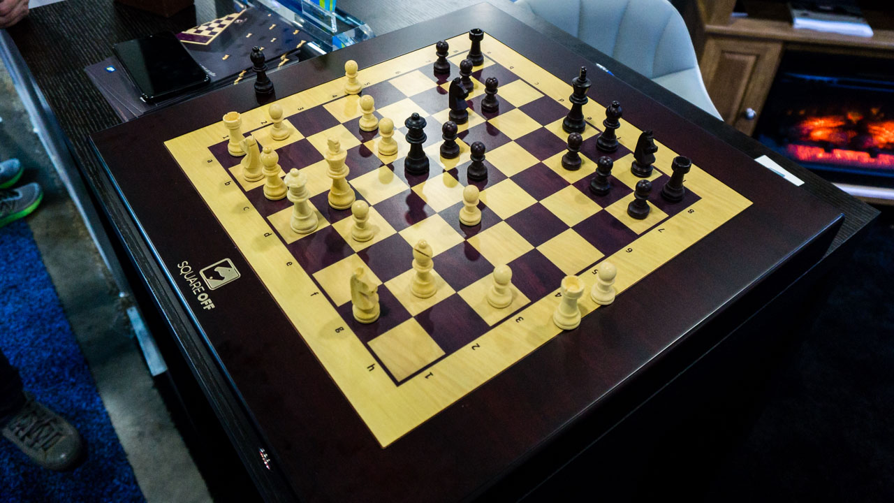 Este tabuleiro de xadrez move as peças sozinho, como os vistos em